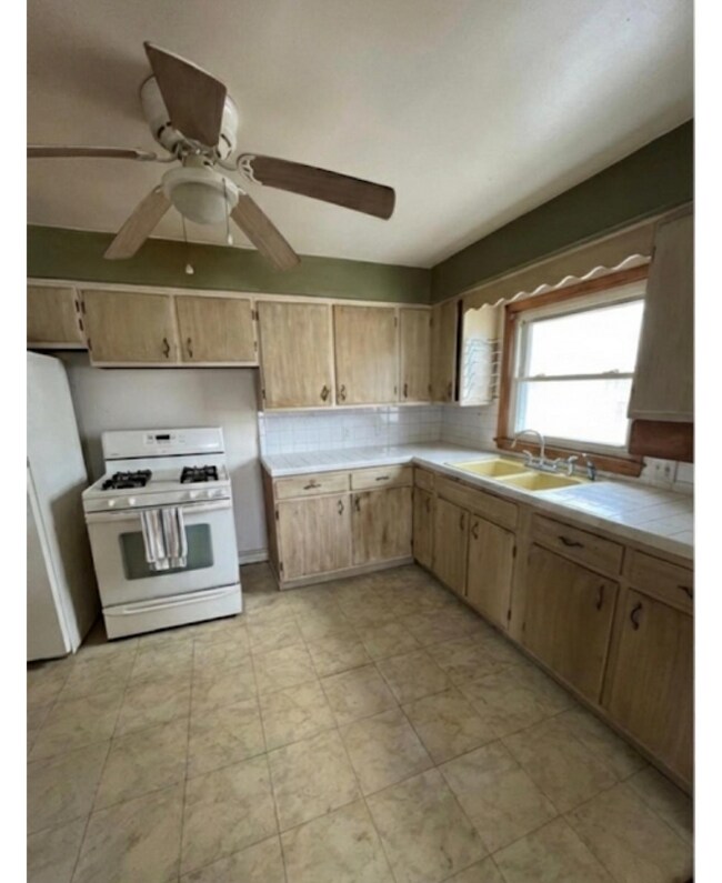 12920 Garland Ave unit Up, Cleveland, OH 44125 - photo 2