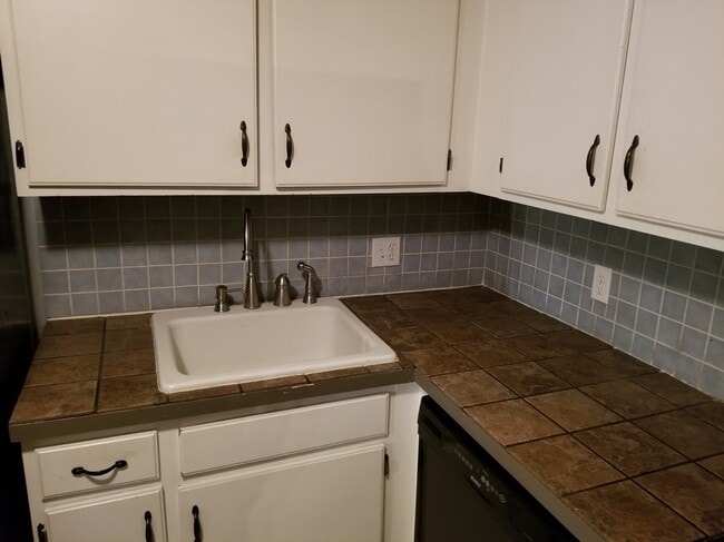 80 English Village Rd unit King Richard, Manchester, NH 03102 - photo 4