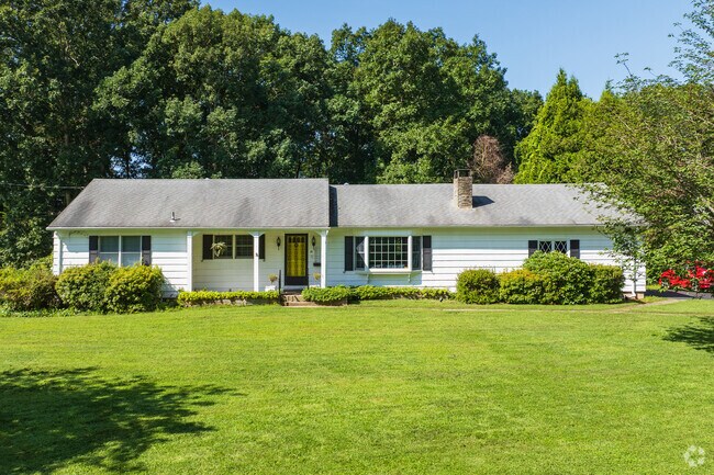 Many of the homes in East Great Plains are midcentury ranch-style houses.