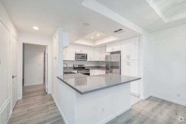 Carlyle Condominiums, Sherman Oaks, CA 91403 - photo 4