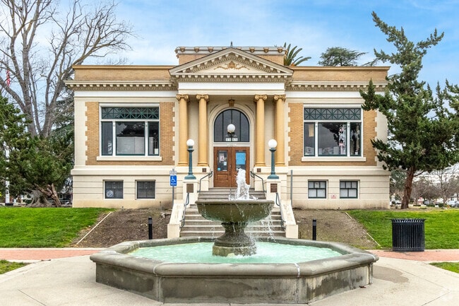 The Livermore Art Association and Gallery is a cultural attraction in Shadowbrook.