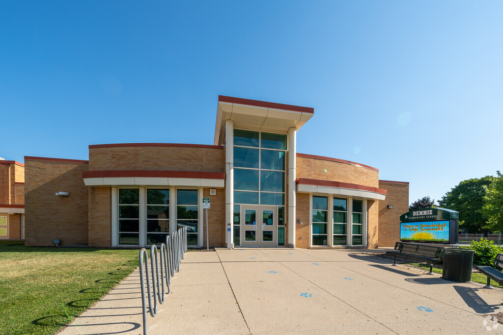 The Bennie Elementary School entrance and signage.