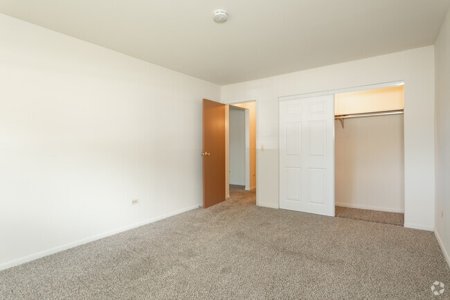Circle Hill Apartments, Arlington Heights, IL 60004 - photo 2