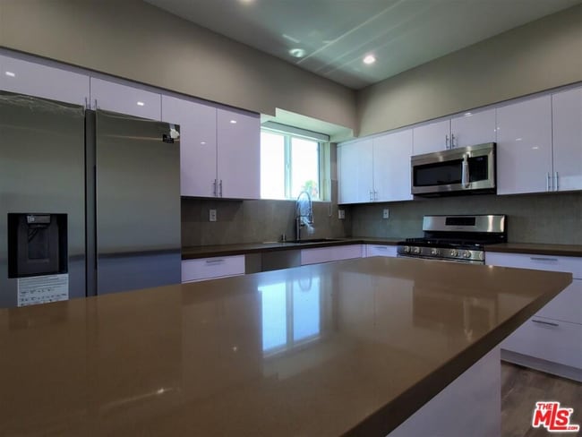 2337 1/2 S Crenshaw Blvd unit 2337, Los Angeles, CA 90016 - photo 3