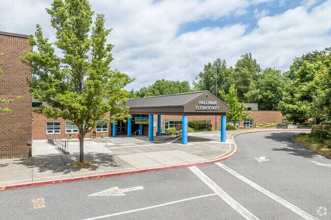The Front of Hallinan Elementary School in Lake Oswego, OR.