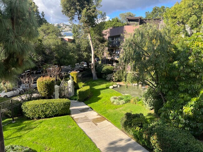 The Courtyards unit Updated Gorgeous Con, West Hollywood, CA 90069 - photo 7