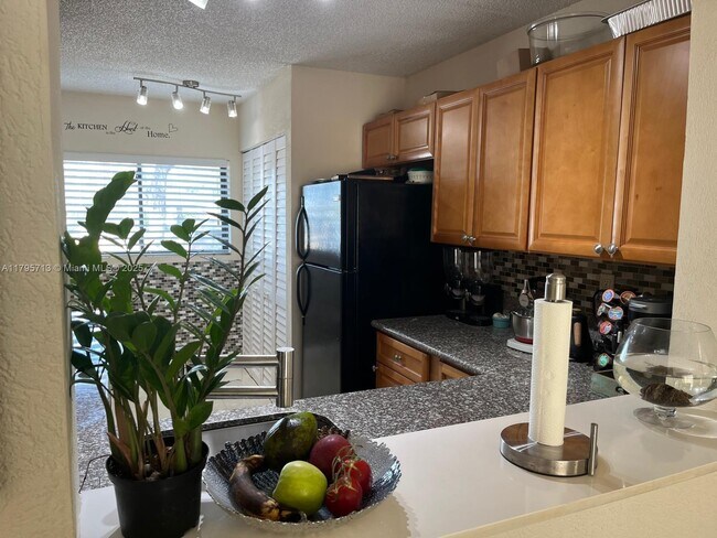 9491 Palm Cir N, Pembroke Pines, FL 33025 - photo 4