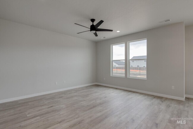 898 N Mirror Creek Way, Meridian, ID 83642 - photo 5