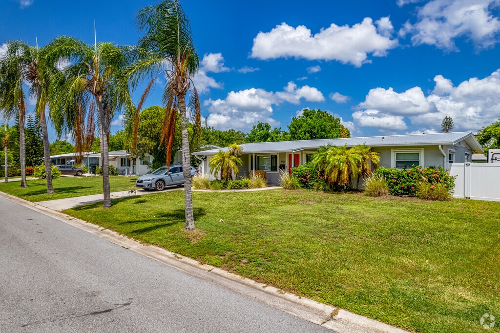 The Bradenton neighborhood features beautiful homes at a range of prices.