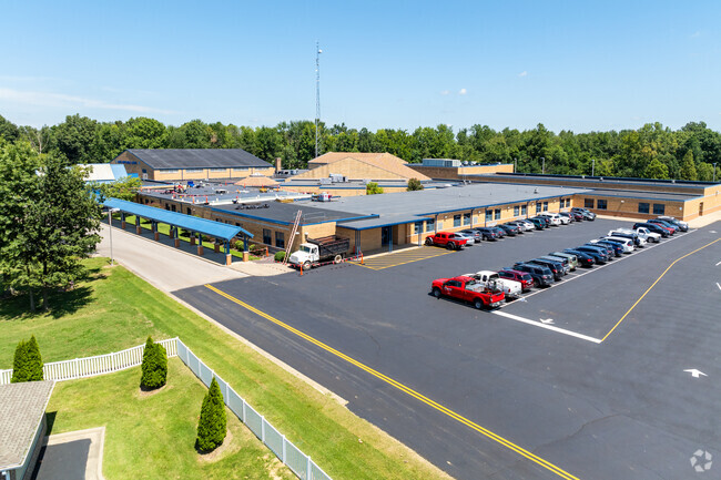 he student population of Castle North Middle School is 819 and the school serves 6-8.