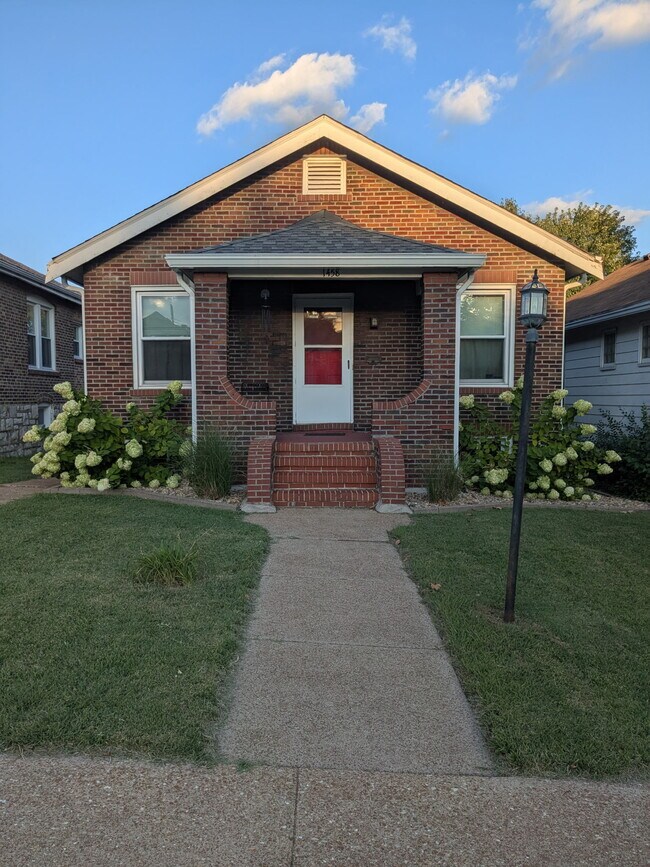 1458 Graham St, Saint Louis, MO 63139