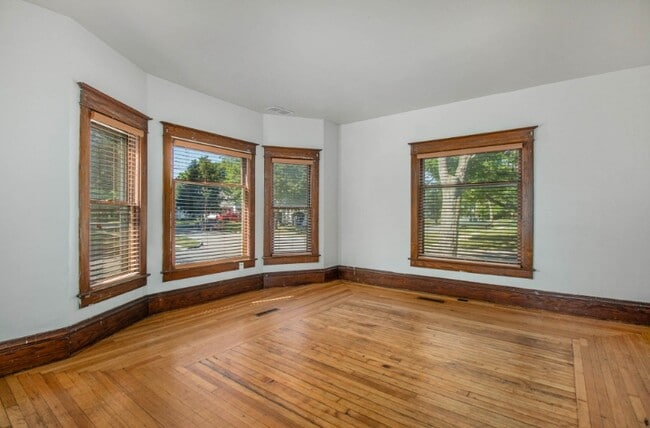 221 S Pine St, Mount Pleasant, MI 48858 - photo 2