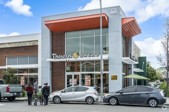 Basking Ridge residents have easy access to a variety of shopping centers, from local boutiques to large malls.