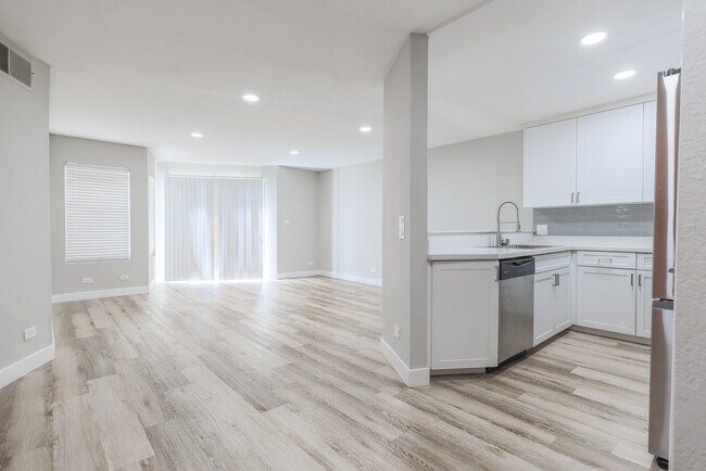 Loft Style Apartments for Rent!, Reseda, CA 91335 - photo 4