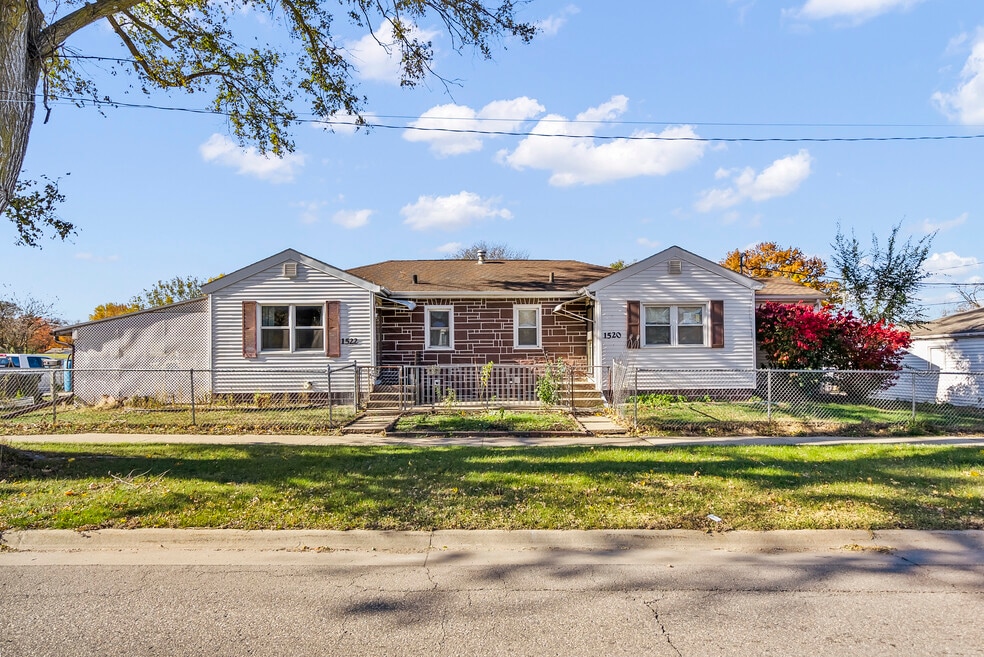 1520 W 9th St, Waterloo, IA 50702 - photo 1