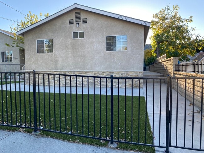 24223 Arch St unit One-Half, Newhall, CA 91321 - photo 2