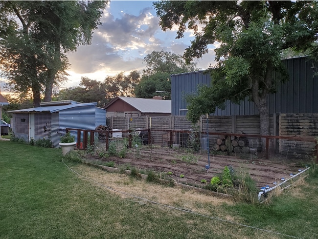 Large garden space + enclosed dog/chicken run area