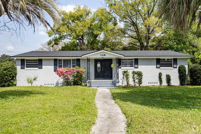 Ranch-style homes are found throughout Ribault.