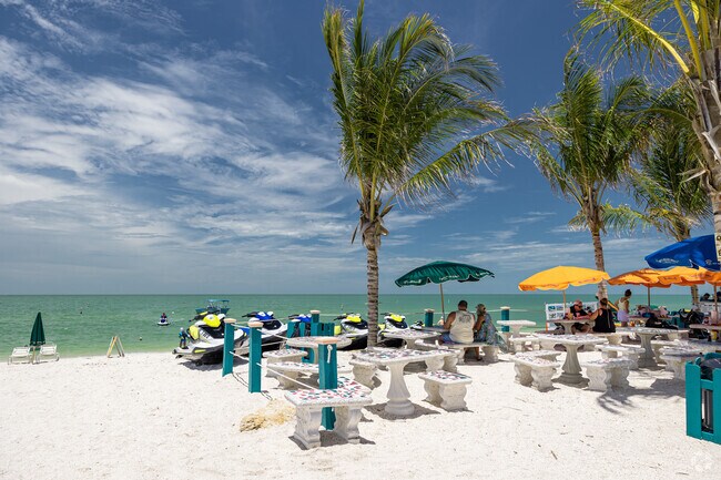Bonita Shores is very close to Bonita Beach which has oceanfront eateries and recreation.