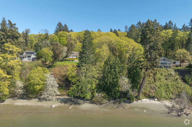 Large homes sit on the bluff overlooking the water on Vashon Island.