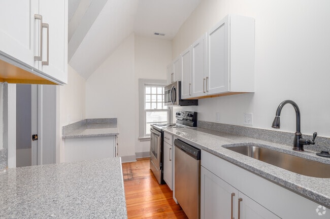 1 BD, 1 BA - 1000SF - Kitchen - 304