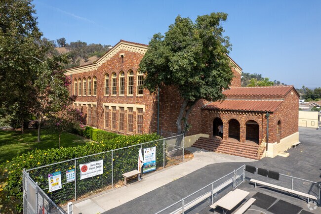 View of the front of Dorris Place Elementary School