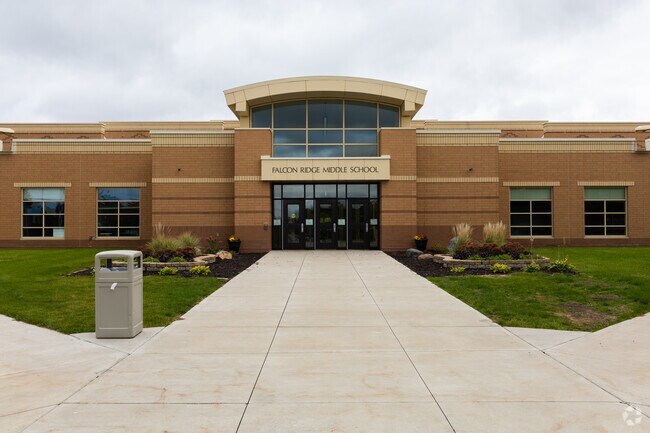 Falcon Ridge Middle School provides education in the neighborhood of 
Apple Valley.
