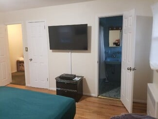 29 Balsam Dr, Hicksville, NY 11801