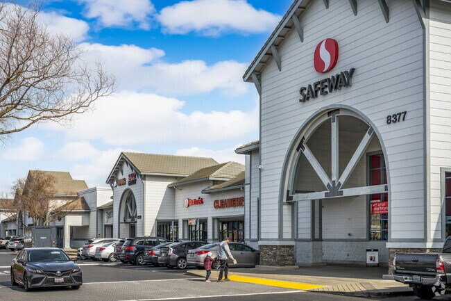 Safeway has the best produce and grocery selection in Vineyard.
