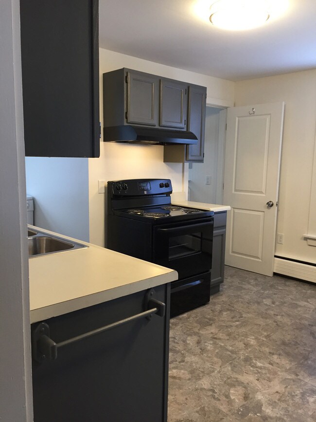 127 Manhattan Dr unit 127, Burlington, VT 05401 - photo 5