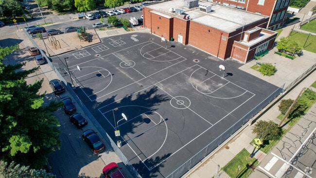 Indianola Informal K-8 School has basketball courts.