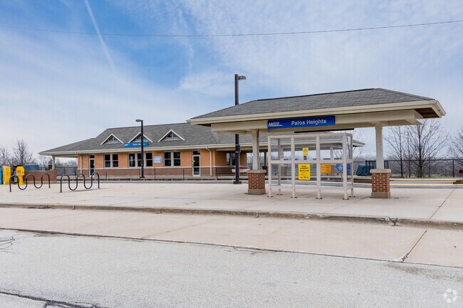 The Palos Heights Metra stop has ample parking for your car when traveling to Chicago.