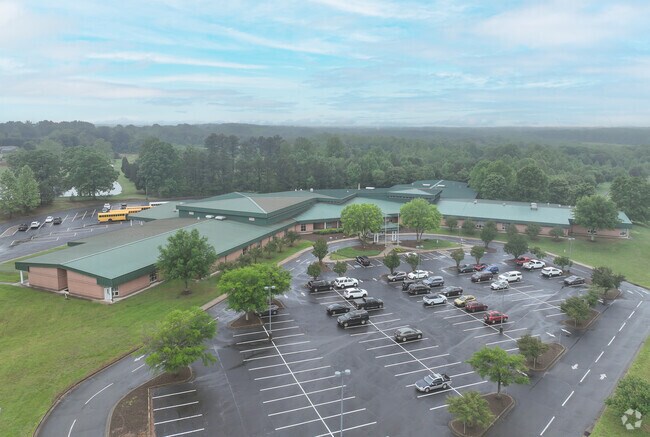 The student population of Mill Creek Middle School is 46% female students and 54% male students.