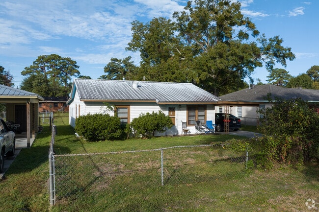 This is a good example of a cottage found in the Lafayette neighborhood of Evangeline.