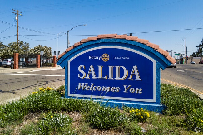 A sign welcomes visitors to Downtown Salida.