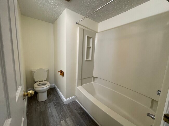 73 W Thames St unit 73B, Norwich, CT 06360 - photo 4