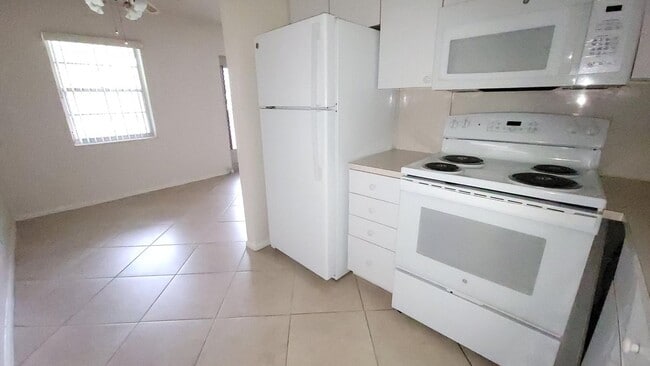 165 Canterbury G, West Palm Beach, FL 33417 - photo 2