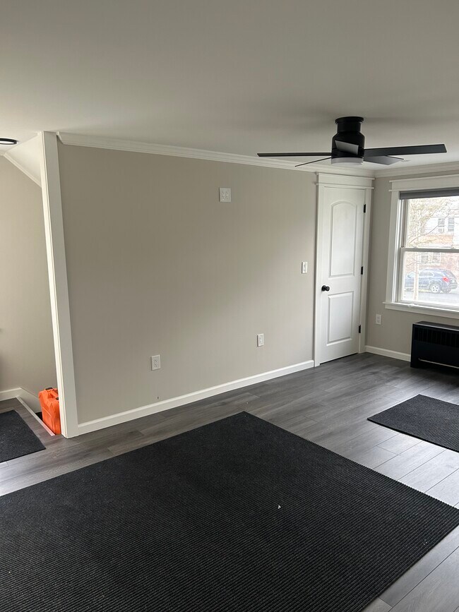 14 Ferrara Ave unit Upstairs front apart, Schenectady, NY 12304 - photo 5