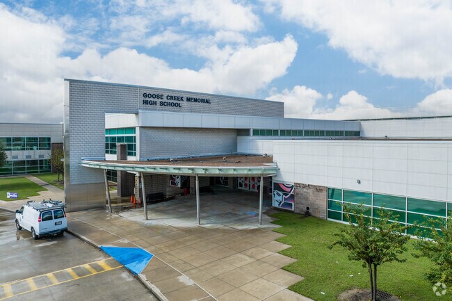 Goose Creek Memorial High School offers classes for grades 9-12 in Highlands, Texas.