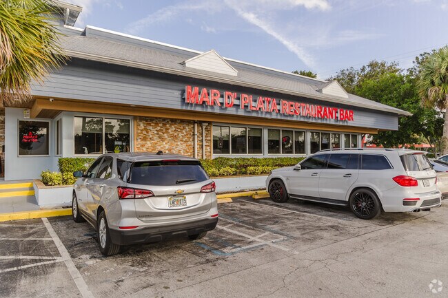 Mar D'Plata welcomes the residents of Golfview Heights for a delicious meal and drinks.