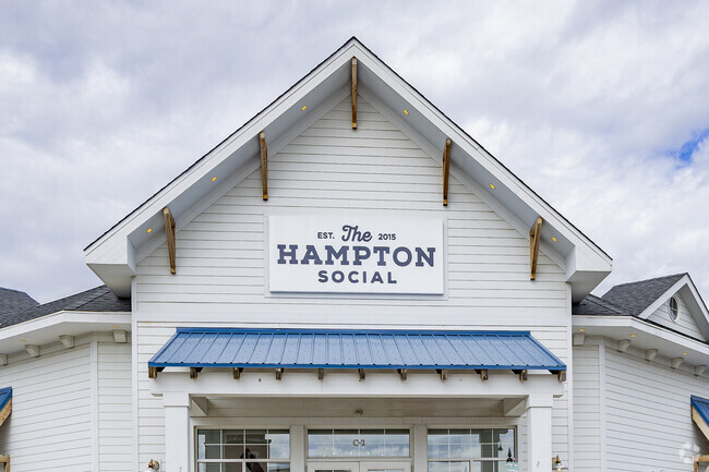 The Hampton Social offers coastal-inspired dining in South Barrington.