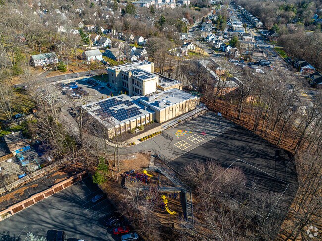 Lincoln Elementary School has a quiet campus for students.