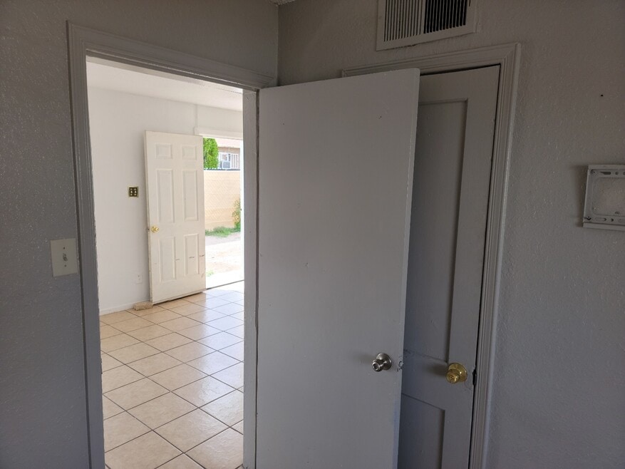 3919 Lincoln Ave unit 2, El Paso, TX 79930 - photo 1