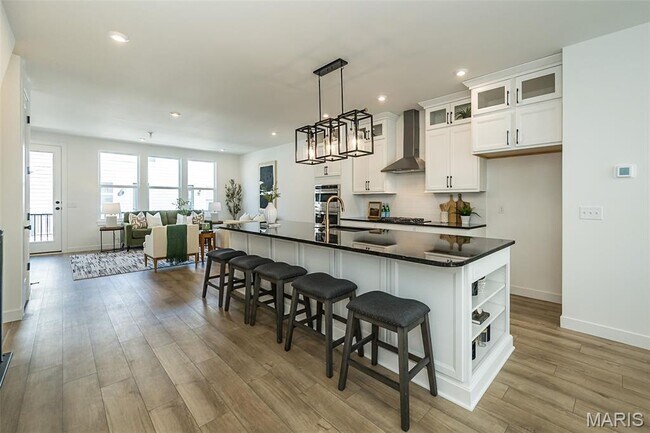 8908 W Gateway Cir, Richmond Heights, MO 63144 - photo 6