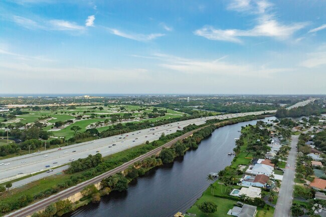 Abbey Park is in close proximity to convenient I-95 easily connecting them West Palm Beach.