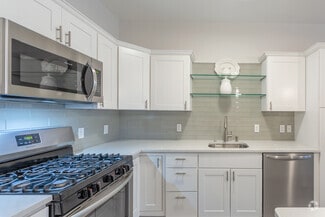 676 Dartmouth St, South Dartmouth, MA 02748