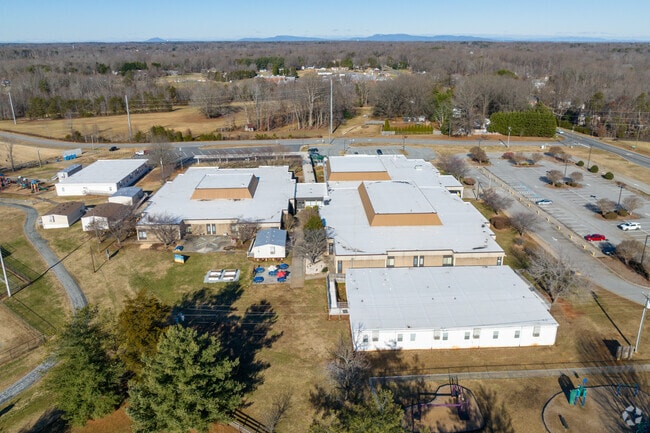 The student-teacher ratio at Cash Elementary School is 15 to 1.