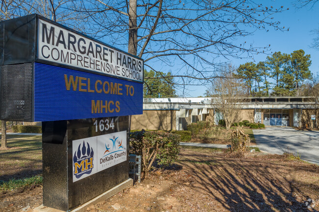 Margaret Harris Comprehensive has as student:teacher ratio of 6:1.