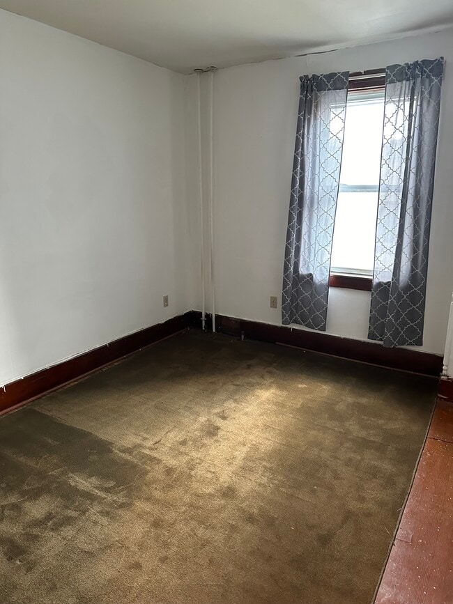 25 N Railroad St unit 2nd floor, Tamaqua, PA 18252 - photo 4