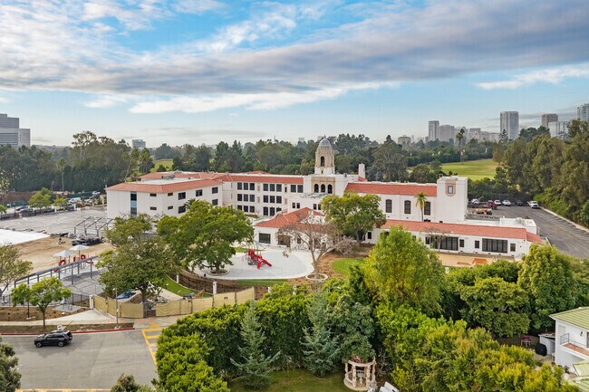 El Rodeo Elementary School is part of the Beverly Hills Unified School District.